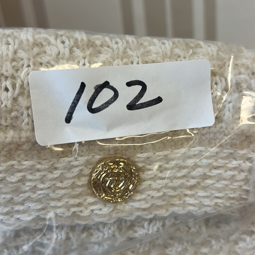 H& M/ -NWT/ POINTELLE-KNIT SKIRT/ H&M/beige/ NWT/ size M
Elegant Cream Skirt - Picture 12 of 12